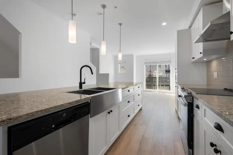 21 20487 65 AVENUE - photo 1 of 28