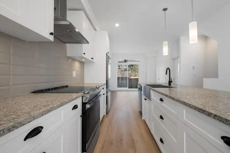 21 20487 65 AVENUE - photo 2 of 28