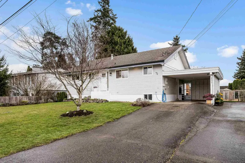 8515 HOWARD CRESCENT - photo 2 of 25