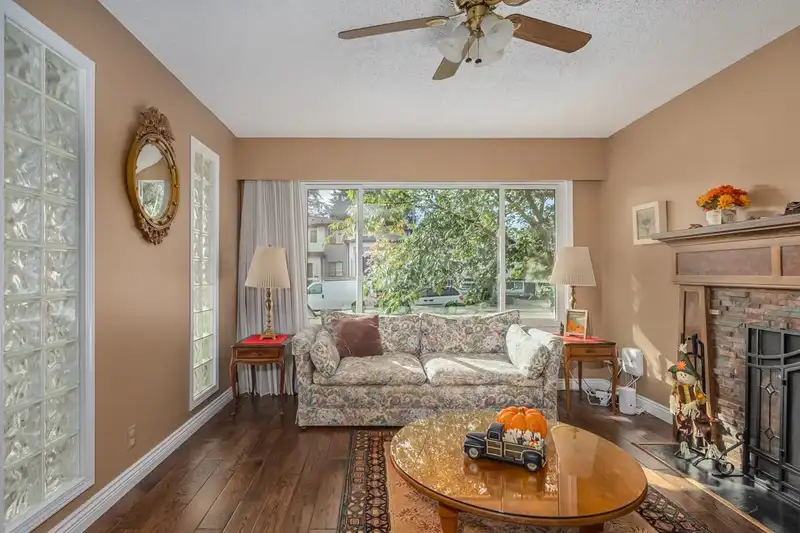 11681 94 AVENUE - photo 4 of 40