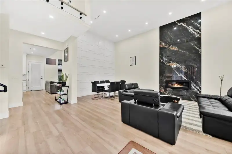 11927 85A AVENUE - photo 2 of 35