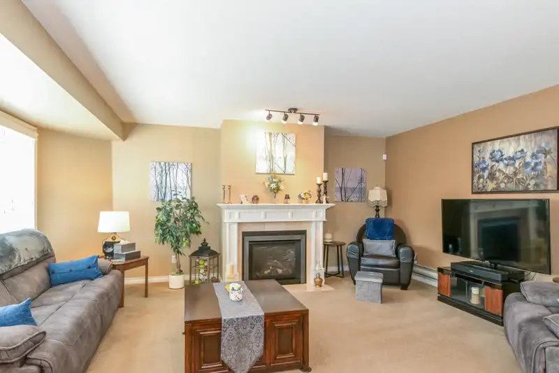 33 3115 TRAFALGAR STREET - photo 3 of 22