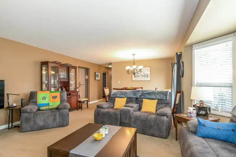 33 3115 TRAFALGAR STREET - photo 4 of 22