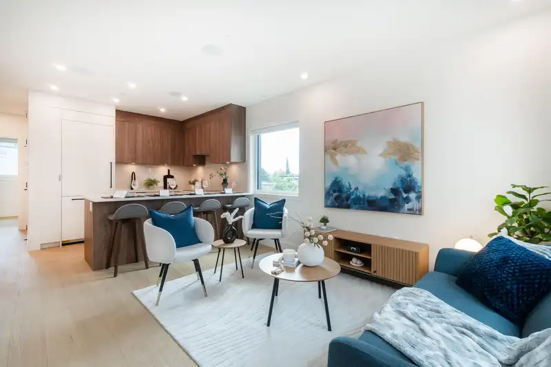 124 1552 E 3RD AVENUE - photo 1 of 33