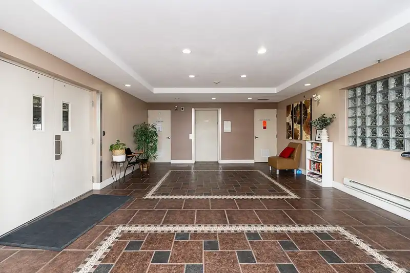 204 46021 SECOND AVENUE - photo 4 of 35