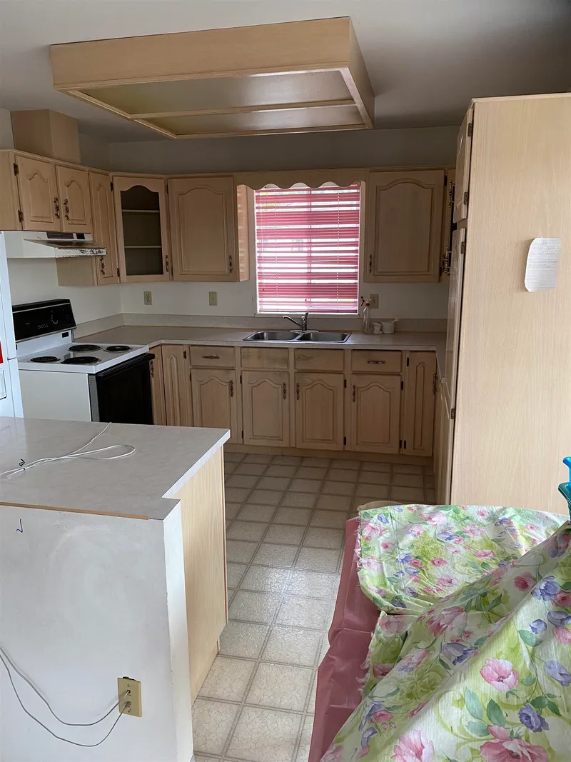 14222 91 AVENUE - photo 4 of 12