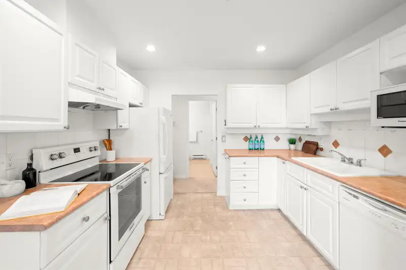 307 1281 PARKGATE AVENUE - photo 4 of 33