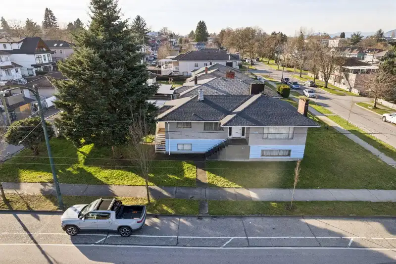 925 NANAIMO STREET - photo 1 of 25