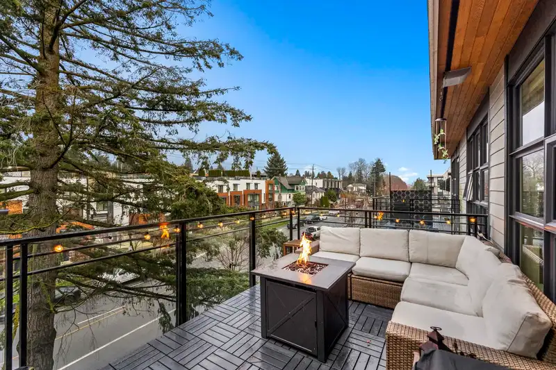 410 707 E 3RD STREET - photo 1 of 38