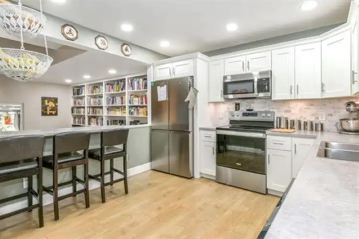 117 3455 WRIGHT STREET - photo 2 of 25