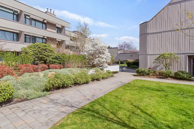 206 15275 19 AVENUE - photo 1 of 23