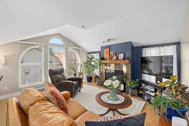 403 888 W 13TH AVENUE - photo 2 of 23