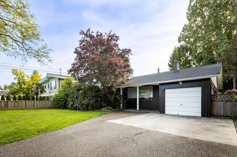 1111 50B STREET - photo 1 of 30