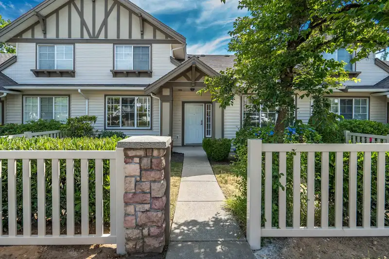 49 15868 85 AVENUE - photo 1 of 38