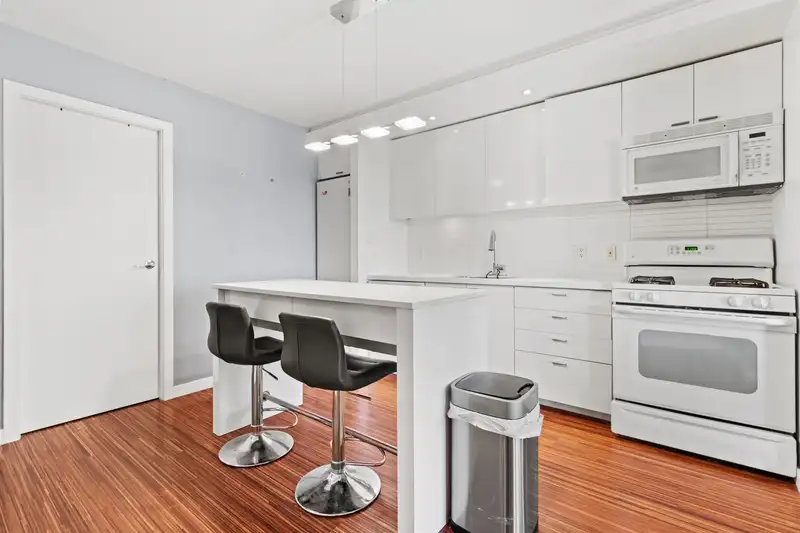 708 328 E 11TH AVENUE - photo 2 of 22