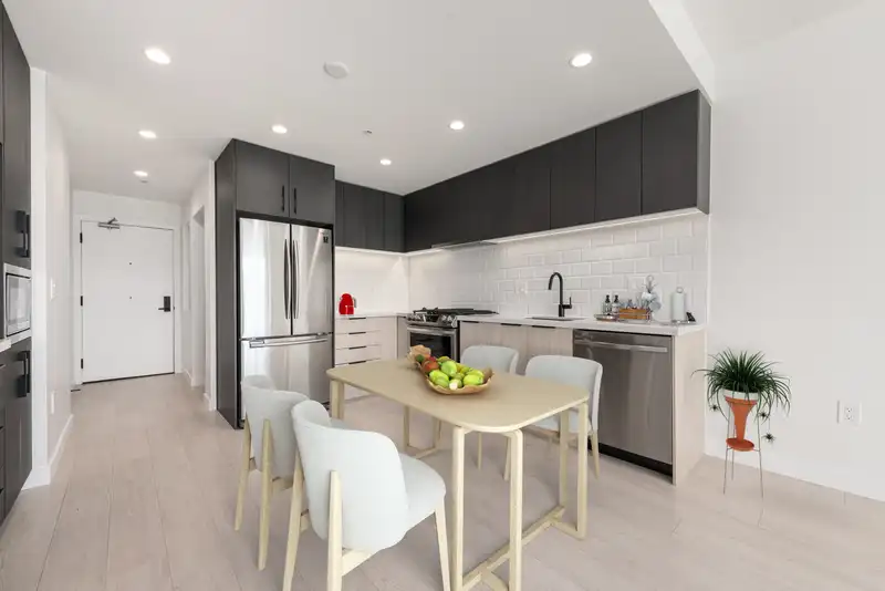 415 3018 ST GEORGE STREET - photo 2 of 39