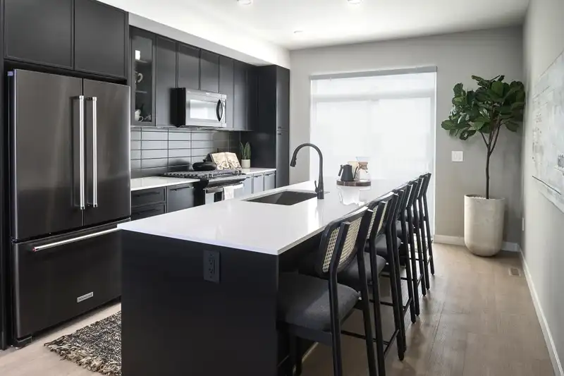 13 2886 MONTROSE AVENUE - photo 3 of 12