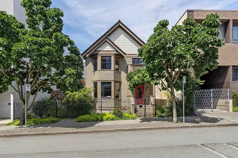 33 E 6TH AVENUE - photo 2 of 40