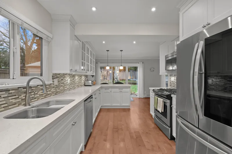 13507 15 AVENUE - photo 2 of 25