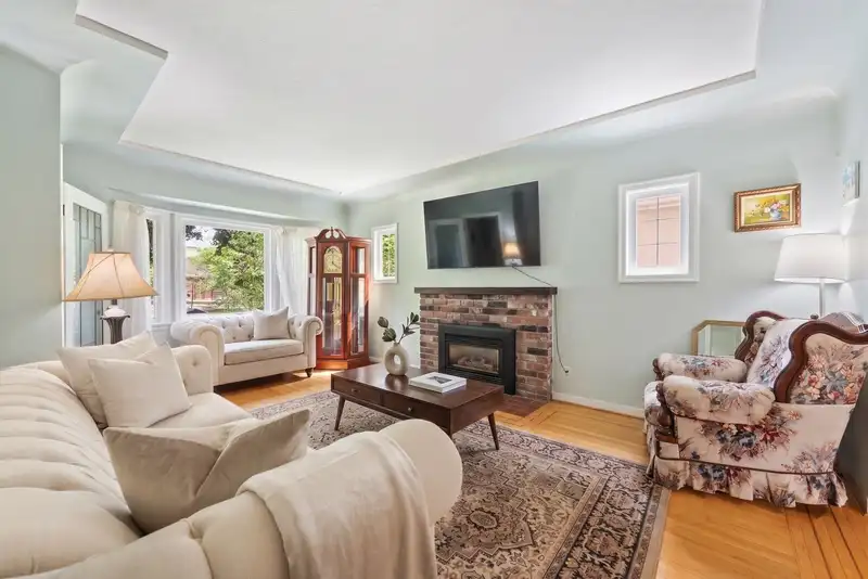 3079 CROWN STREET - photo 4 of 21