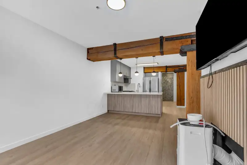402 1178 HAMILTON STREET - photo 2 of 14