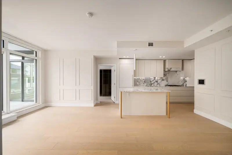 203 3668 W 10TH AVENUE - photo 2 of 40