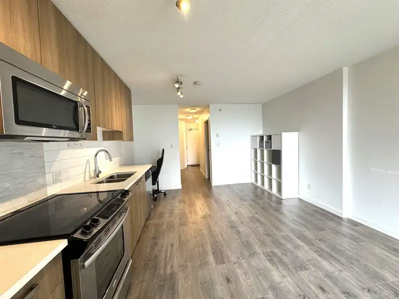 605 13325 102A AVENUE - photo 3 of 13