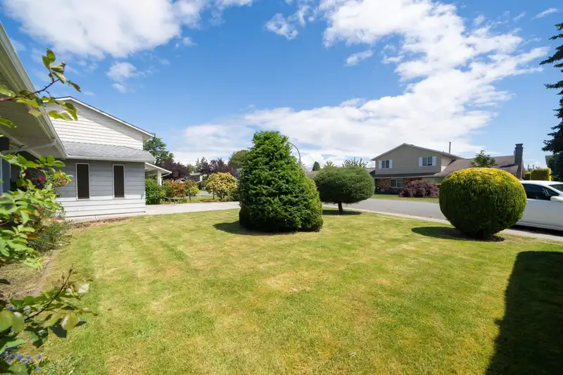 4651 56 STREET - photo 4 of 31