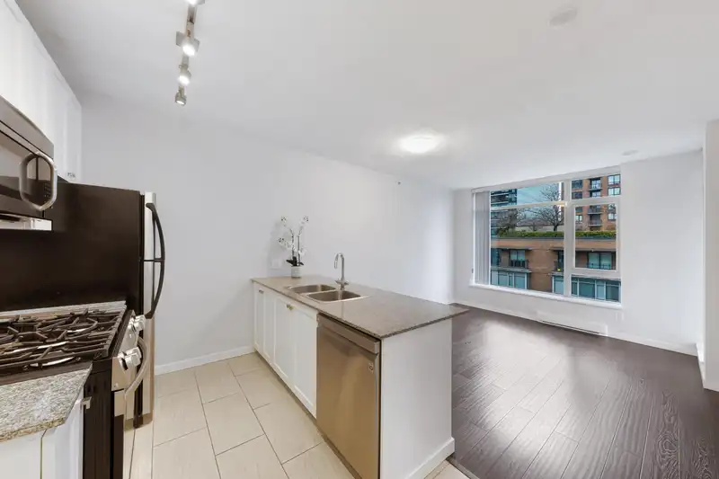904 480 ROBSON STREET - photo 3 of 25