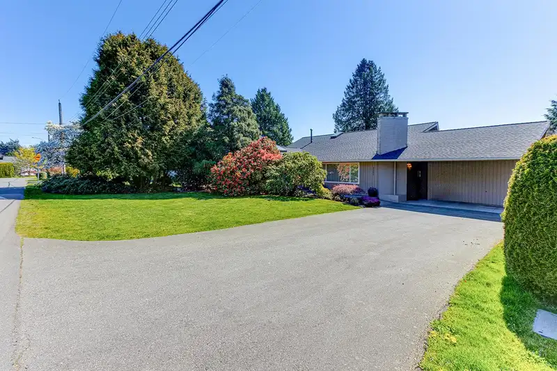 5268 SARATOGA DRIVE - photo 4 of 32