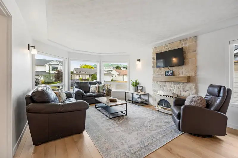 7601 SAPPHIRE DRIVE - photo 4 of 38