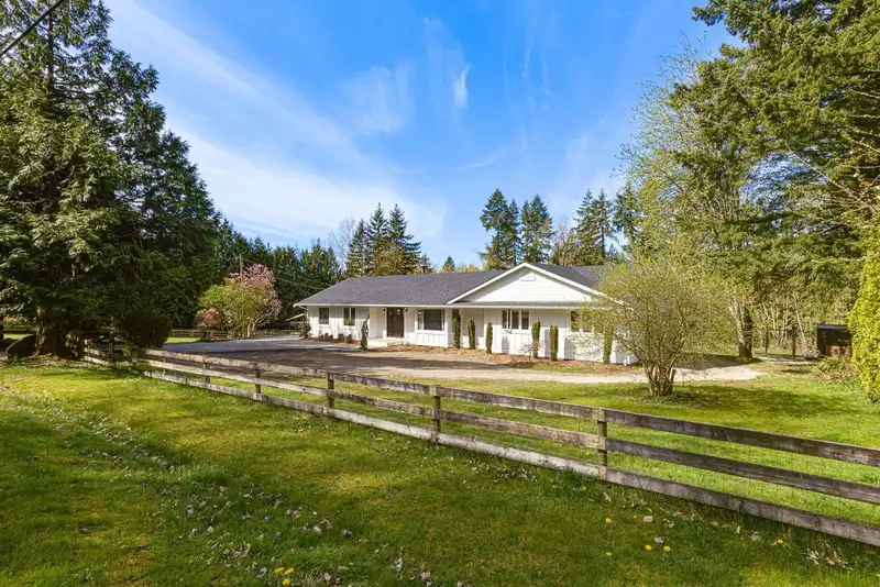 7025 HESSLEA CRESCENT - photo 2 of 40