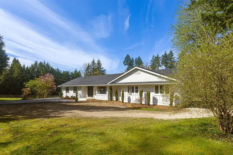 7025 HESSLEA CRESCENT - photo 3 of 40