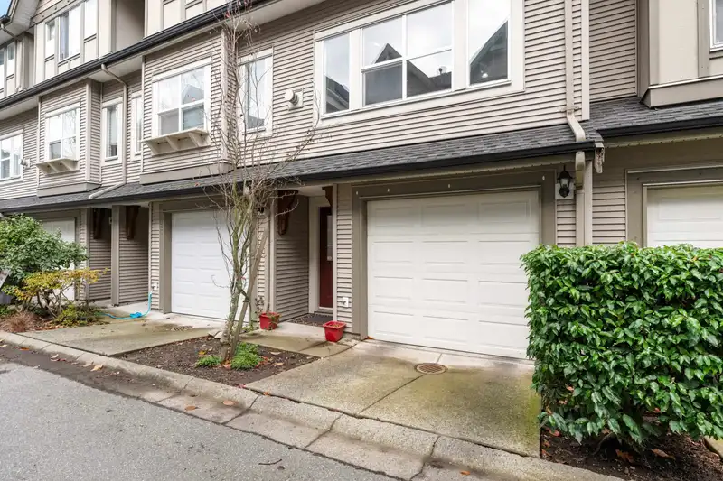 64 8737 161 STREET - photo 3 of 33