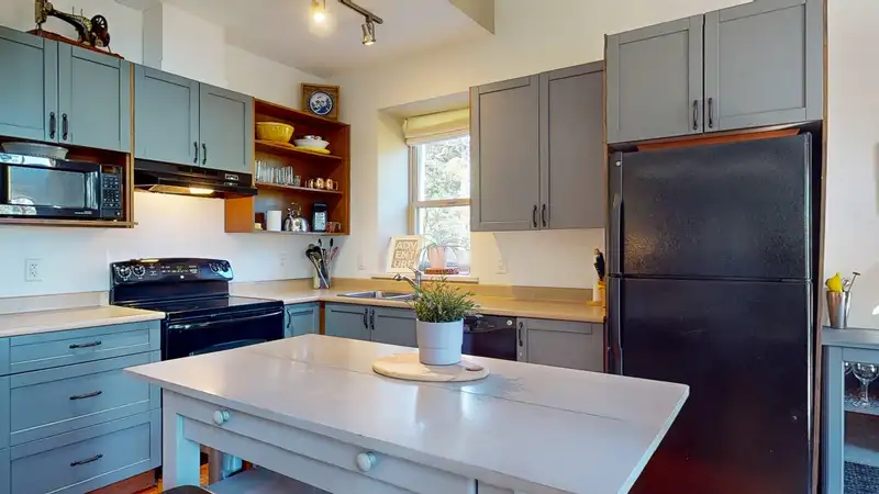 13555 LEE ROAD - photo 4 of 38