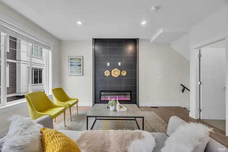 18 8033 166B STREET - photo 3 of 35