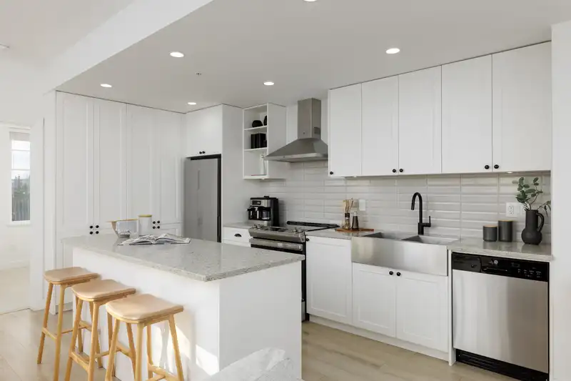 A406 20487 65 AVENUE - photo 3 of 33