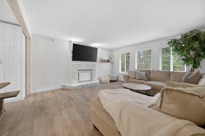 32534 14 AVENUE - photo 4 of 25