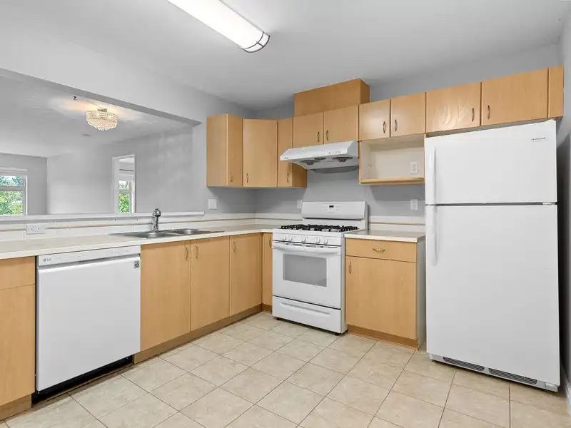 420 15210 GUILDFORD DRIVE - photo 2 of 27