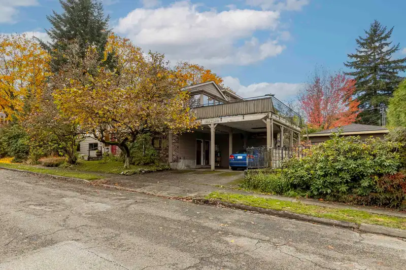 3555 QUADRA STREET - photo 4 of 40