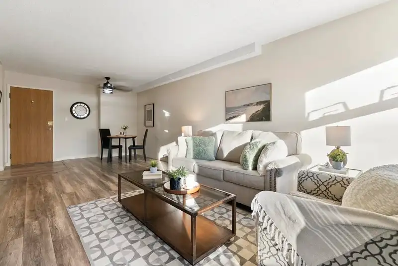 109 1850 E SOUTHMERE CRESCENT - photo 2 of 33