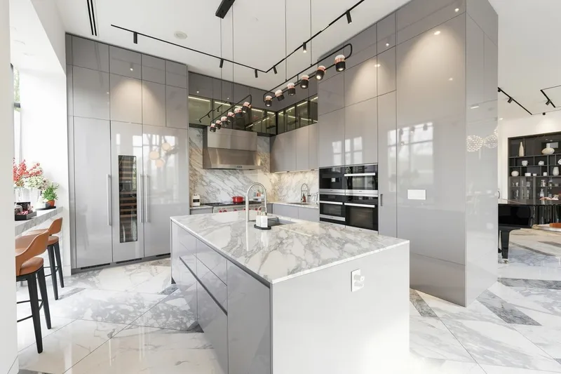 107 323 JERVIS STREET - photo 2 of 18