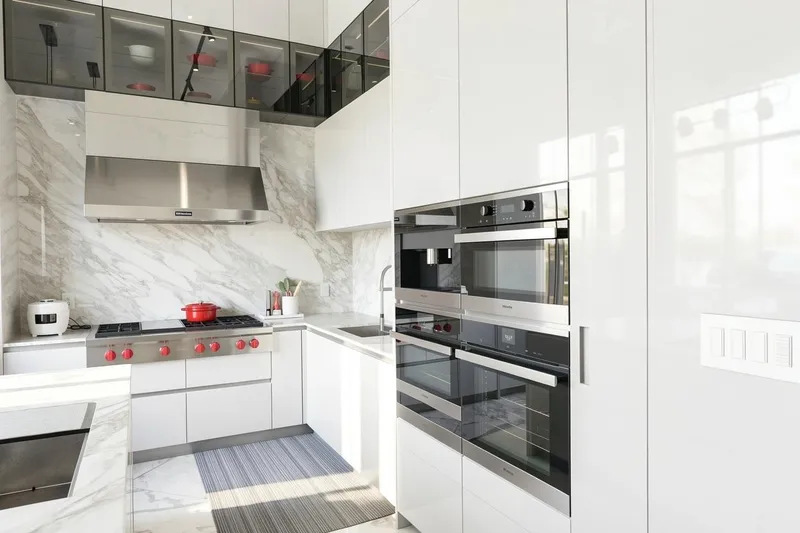 107 323 JERVIS STREET - photo 3 of 18