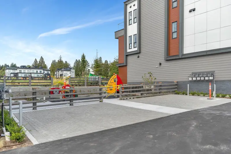 6 6983 204 STREET - photo 2 of 2