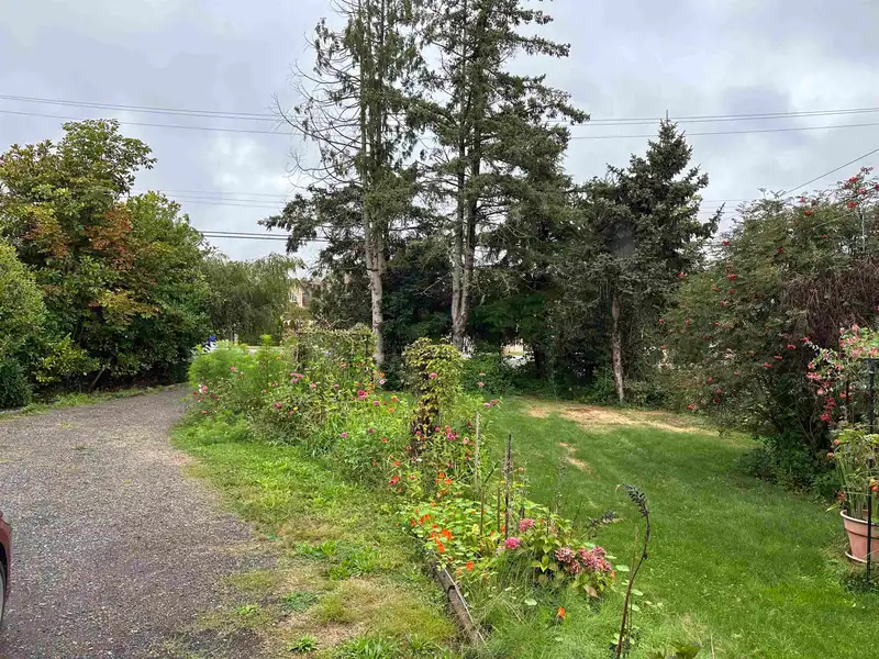 11520 GRANVILLE AVENUE - photo 4 of 9