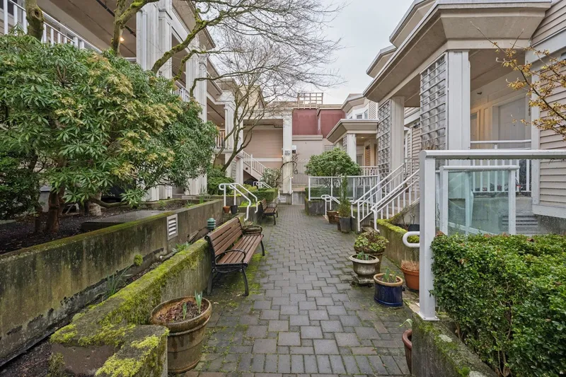 249 2565 W BROADWAY - photo 2 of 15