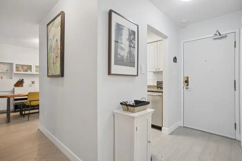 112 550 ROYAL AVENUE - photo 2 of 31
