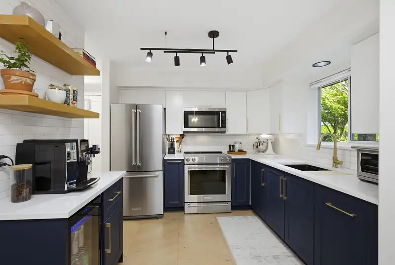105 20556 113 AVENUE - photo 1 of 36