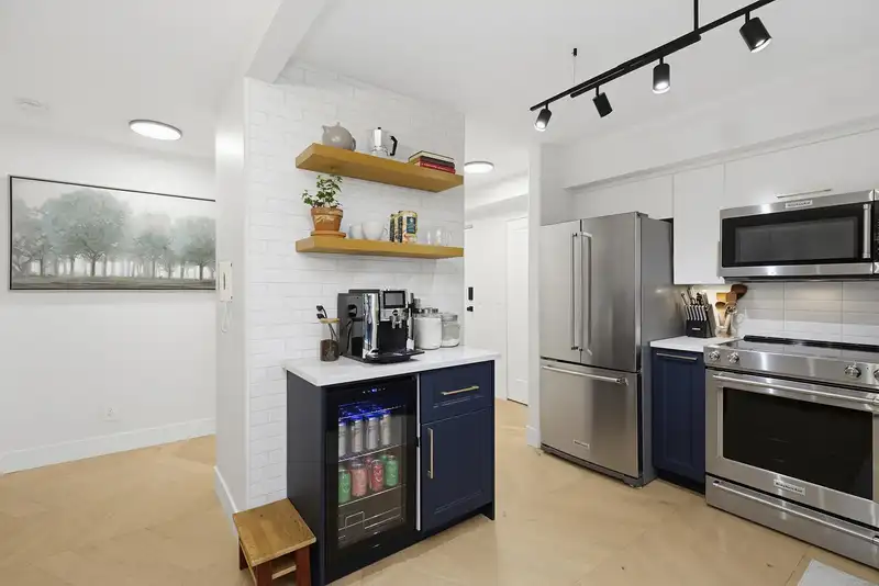105 20556 113 AVENUE - photo 4 of 36