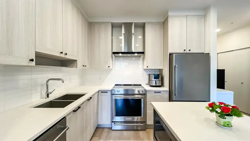 102 7133 14TH AVENUE - photo 2 of 40